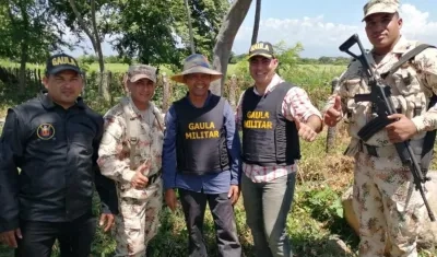 El docente Bienvenido Mendoza Oñate (centro).