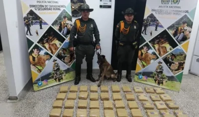El perro 'Rambo', al lado de los carabineros, y la droga incautada. 