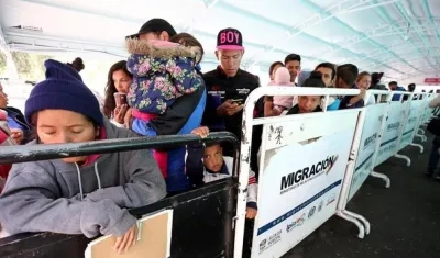 Los venezolanos que llegan las vallas de Migración, en Ecuador.