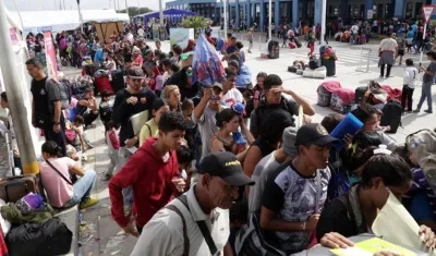 Miles de venezolanos en Perú.