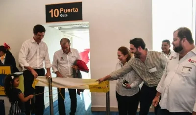 El gobernador Eduardo Verano de la Rosa asiste a la apertura de la reactivación de vuelos hacia Medellín y Bogotá.