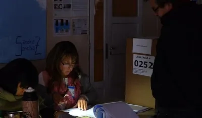 Jurados electorales trabajan sin luz el domingo.