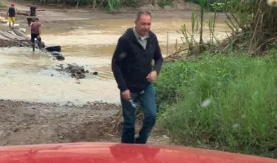 El diputado Richard Blanco cruzando la trocha en Táchira. 