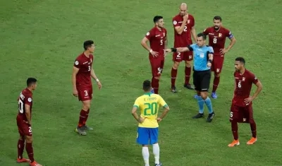 Momento en el que le anularon el gol a Roberto Firmino.