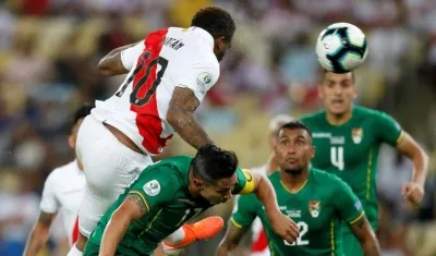 Jefferson Farfán anota de cabeza, tras centro de Paolo Guerrero. 
