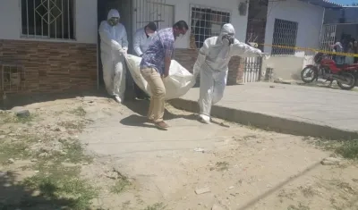 El cuerpo del hombre sacado de la vivienda.