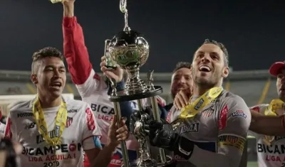 Sebastián Viera y Víctor Cantillo sostienen el trofeo de campeón de la Liga. 