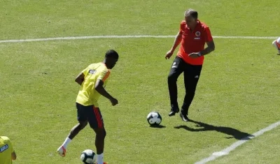 Carlos Queiroz maneja la pelota al lado de Jefferson Lerman. 