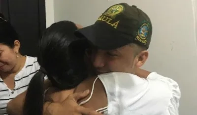 Roberto José Mejía Mancera se abraza con un familiar tras su liberación.