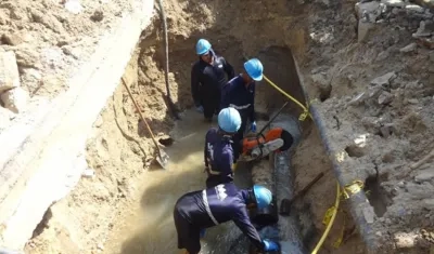 Funcionarios de Triple A trabajando 