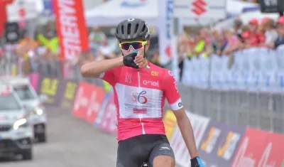 Camilo Ardila cruza la meta en solitario con la maglia rosa de líder. 