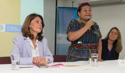 La Vicepresidenta Marta Lucía Ramírez y Rigoberta Menchú.