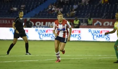 Camila Gallea, defensora argentina de las Tiburonas. 