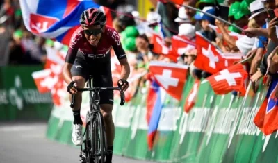 Egan Bernal entra en la línea de meta. 