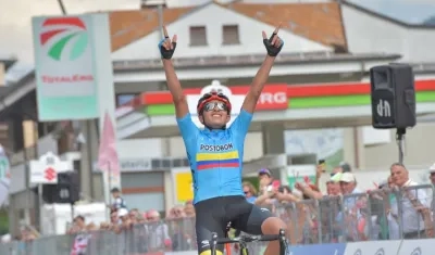 Juan Diego Alba se impone en la línea de meta. 