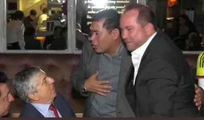 Después de hundido el proyecto, el expresidente César Gaviria en una celebración con el presidente de la Cámara, Alejandro Carlos Chacón.