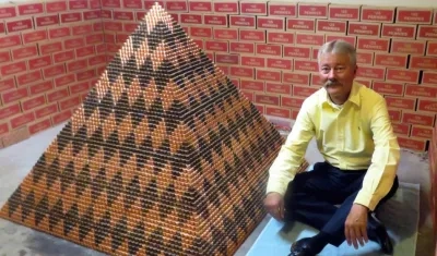 Cory Nielsen, de 55 años, junto a su pirámide nombrada "Cooper Beast" (Bestia de cobre) que creó con 1.030.315 monedas de un centavo de dólar.