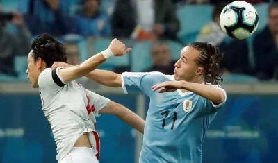 Diego Laxalt disputa una pelota con un rival japonés. 