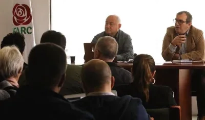 El presidente del partido FARC, Rodrigo Londoño (d) y Julián Gallo (i).