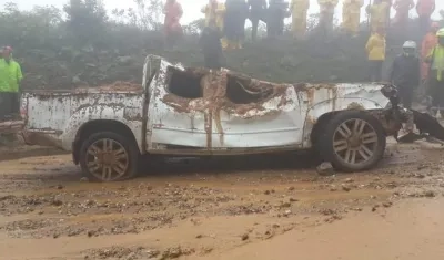 Camioneta aplastada por el derrumbe. 