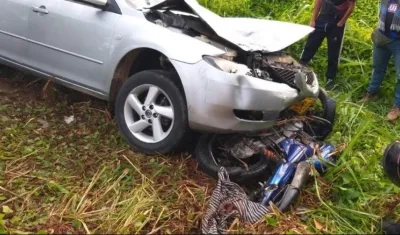La motocicleta quedó debajo del vehículo Mazda 6. 