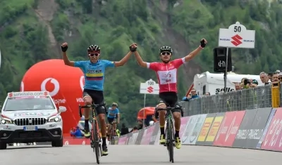 Camilo Ardila cruza la meta de la mano de su compañero Juan Diego Alba.