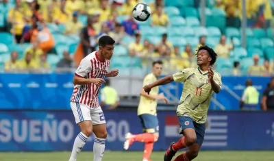 Juan Guillermo Cuadrado en acción de partido ante Paraguay.
