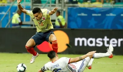 Luis Díaz ante la barrida de un defensor paraguayo. 