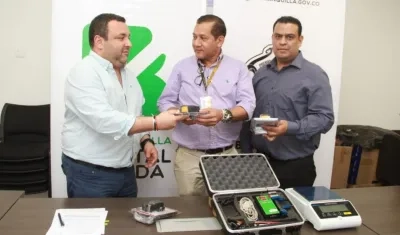 Yesid Turbay, jefe de la Oficina de Seguridad, entrega al Director seccional de Fiscalías, Rodrigo Restrepo, los elementos para labor investigativa.