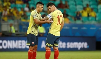 James Rodríguez recibe la cinta de capitán de manos de Falcao García.