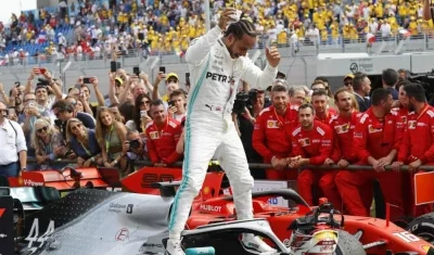 Lewis Hamilton celebra arriba de su monoplaza tras la victoria. 