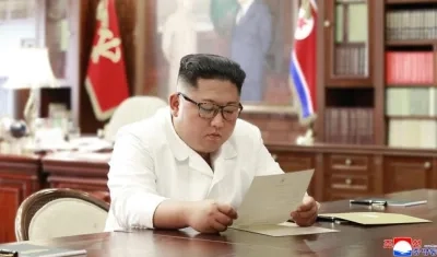 Kim Jong-un, leyendo la carta del presidente de EEUU, Donald Trump.