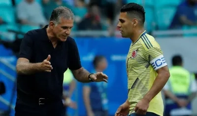 Carlos Queiroz habla con Falcao García. 