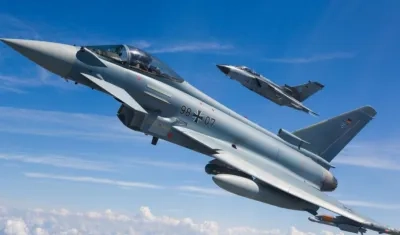 Foto de archivo de dos aviones eurofighter.