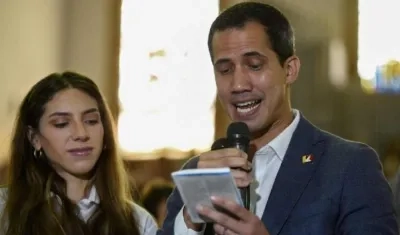 Fabiana Rosales, con su esposo, el líder opositor Juan Guaidó.
