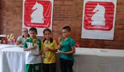 Orlando Borré con el trofeo de campeón. 