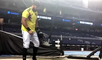 Jorge Alfaro calienta con la camiseta de la Selección Colombia. 