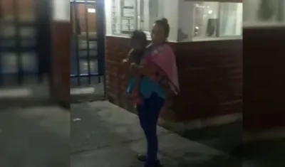 La mamá cargó con su niña por varias clínicas hasta que finalmente la recibió el Julio Méndez Barreneche.