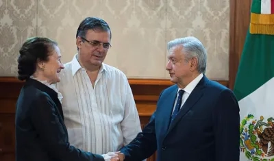 Andrés Manuel López Obrador (d), el secretario de Relaciones Exteriores, Marcelo Ebrard (c) y la directora ejecutiva de Unicef, Henrietta Fore