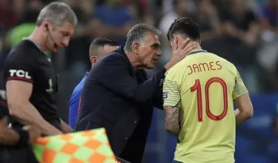 Carlos Queiroz, técnico de Colombia, da instrucciones a James Rodríguez.