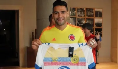 Falcao García, capitán colombiano, con el regalo de Chapecoense.  