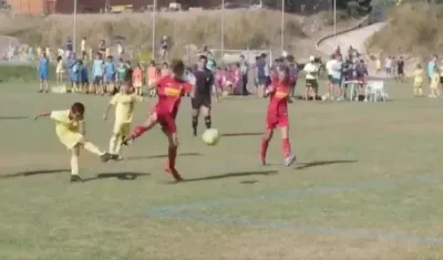 Momento del gol del hijo de Carlos Bacca.