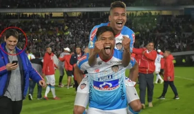 Juan Abuchaibe en medio de la celebración de los jugadores. 