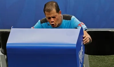 El árbitro Victor Hugo Carrillo revisa el VAR, durante el partido Colombia-Paraguay.