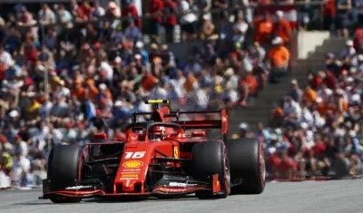 Charles Leclerc conduce su Ferrari. 