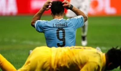 Luis Suárez se lamenta ante la figura de Pedro Gallese. 