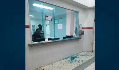 Así quedó una de las taquillas de atención al público y admisiones.