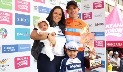 Fabio Duarte acompañado por su familia. 