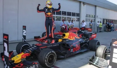 Max Verstappen celebra sobre su monoplaza. 