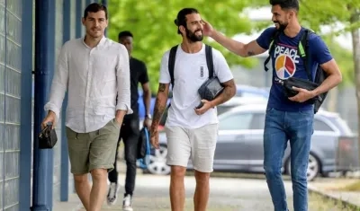 El portero Iker Casillas (izquierda).